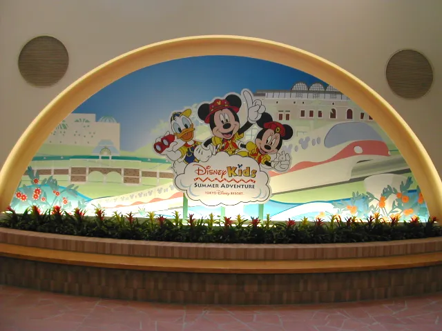 ディズニーキッズ・サマーアドベンチャー イベント飾り（リゾートゲートウェイ・ステーション）