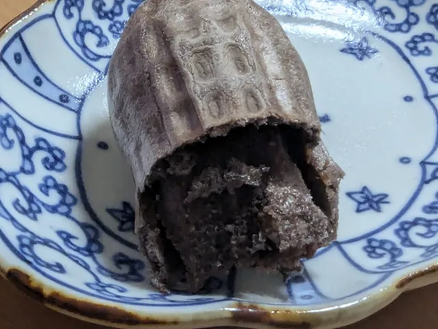 ショコラぴーなっつ最中 断面（ゴディバ）