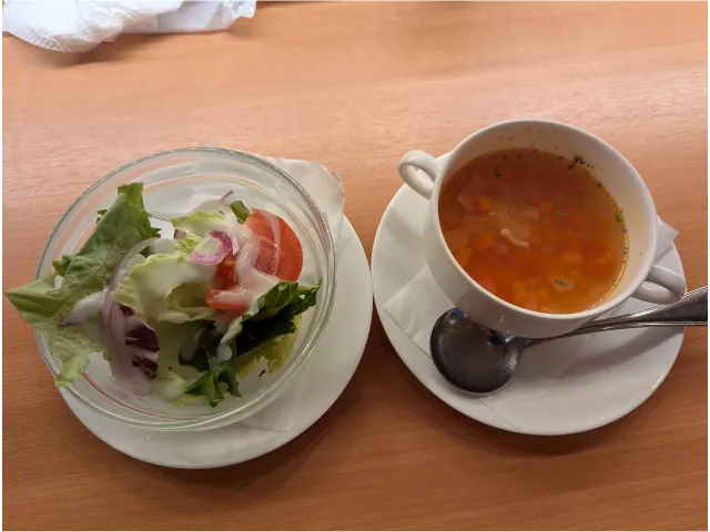 セットのミニサラダとコンソメスープ（カフェ・トレイル＆トラック）