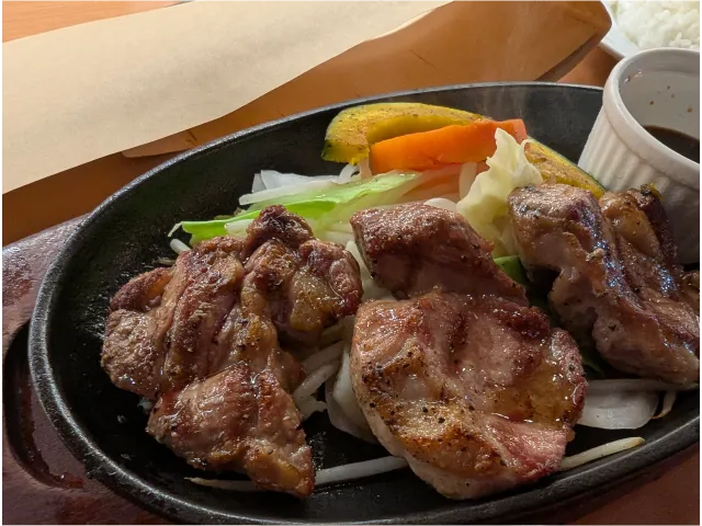厚切りラムのジンギスカン アップ（カフェ・トレイル＆トラック）