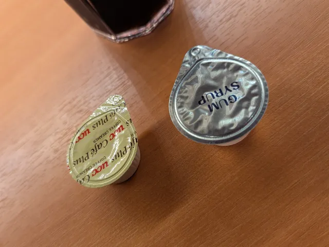 シロップとミルクポーション（カフェ・トレイル＆トラック）