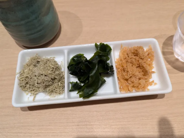 とろろ昆布、わかめ、揚げ玉(日本橋 稲庭うどんと丼めし 金子半之助)