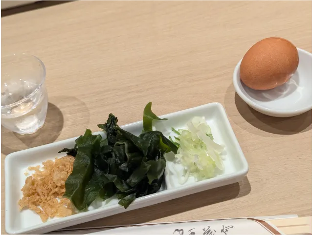 揚げ玉、わかめ、ねぎ、温泉玉子(日本橋 稲庭うどんと丼めし 金子半之助)