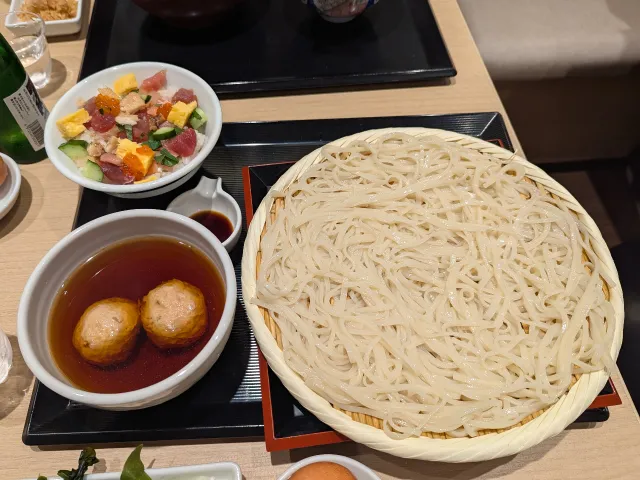 稲庭 鶏つくねうどん(冷)と海鮮ばらちらし(日本橋 稲庭うどんと丼めし 金子半之助)