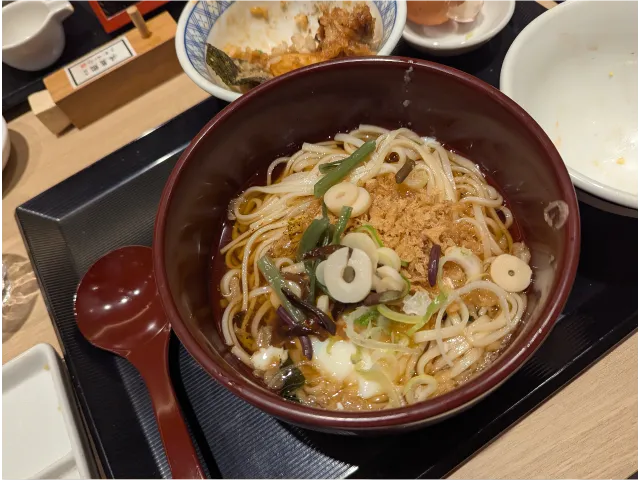 山菜と揚げ玉トッピングうどん（日本橋 稲庭うどんと丼めし 金子半之助）
