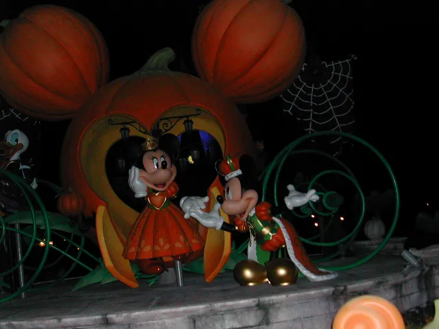 ミニーをエスコートするミッキー(ディズニー・ハロウィーン 2005)