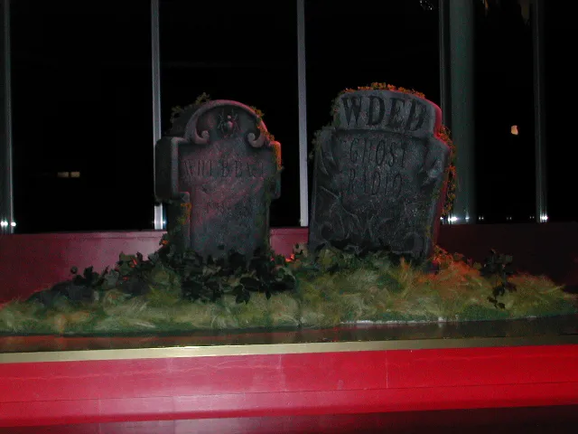 ゴーストラジオWDEDの墓看板とWill B. Backの墓 (ディズニー・ハロウィーン 2005)