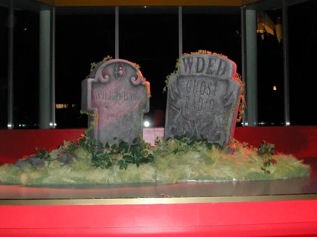 ゴーストラジオWDEDの墓看板とWill B. Backの墓 (ディズニー・ハロウィーン 2005)