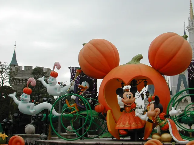 カボチャの馬車から降りるミニーとアテンドミッキー、御者ドナルド(ディズニー・ハロウィーン 2005)