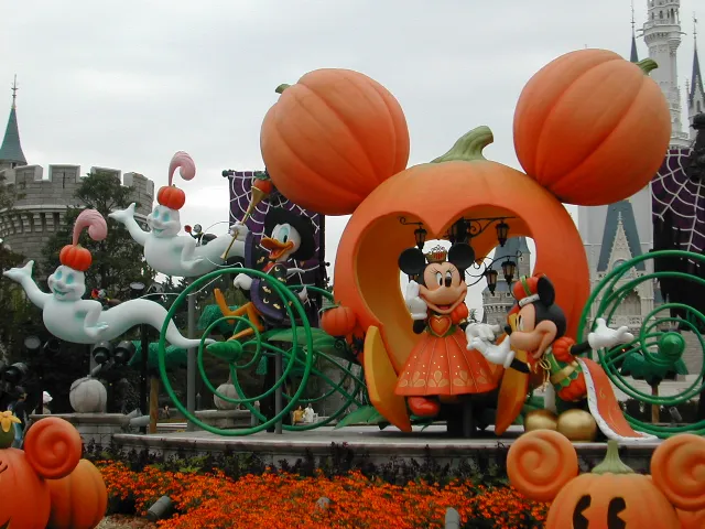 カボチャの馬車から降りるミニーとアテンドミッキー、御者ドナルド(ディズニー・ハロウィーン 2005)