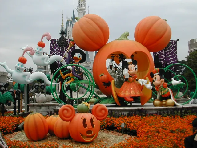 カボチャの馬車から降りるミニーとアテンドミッキー、御者ドナルド(ディズニー・ハロウィーン 2005)