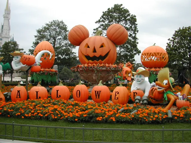 プルートと収穫するゴーストとミッキーシルエットパンプキン(ディズニー・ハロウィーン 2005)