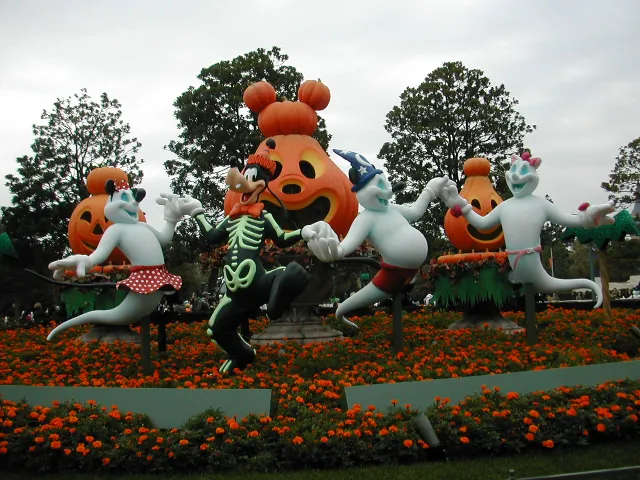 グーフィーと手をつなぐゴースト(ディズニー・ハロウィーン 2005)