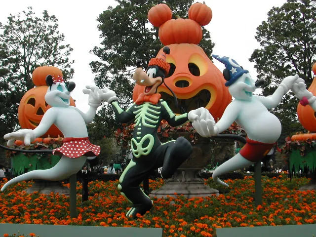 グーフィーと手をつなぐゴースト(ディズニー・ハロウィーン 2005)