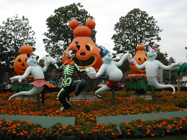 グーフィーと手をつなぐゴースト(ディズニー・ハロウィーン 2005)