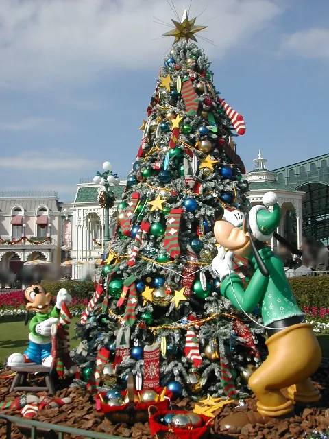クリスマスツリーを飾り付けるグーフィーとマックス（クリスマス・ファンタジー 2005）