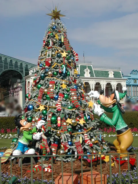 クリスマスツリーを飾り付けるグーフィーとマックス（クリスマス・ファンタジー 2005）