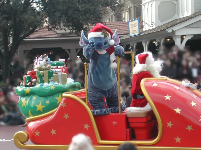 スティッチとサンタクロース（ディズニー・ジャンボ・クリスマスパレード）