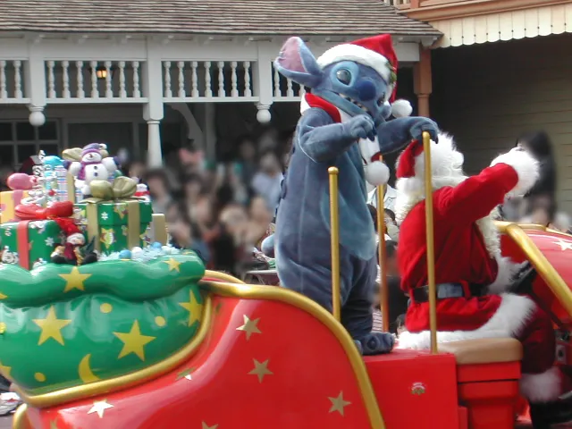 スティッチとサンタクロース（ディズニー・ジャンボ・クリスマスパレード）