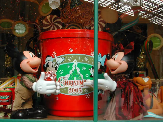 クリスマスプレゼント中のミッキー、ミニー、プルート（ワールドバザール・コンフェクショナリー）
