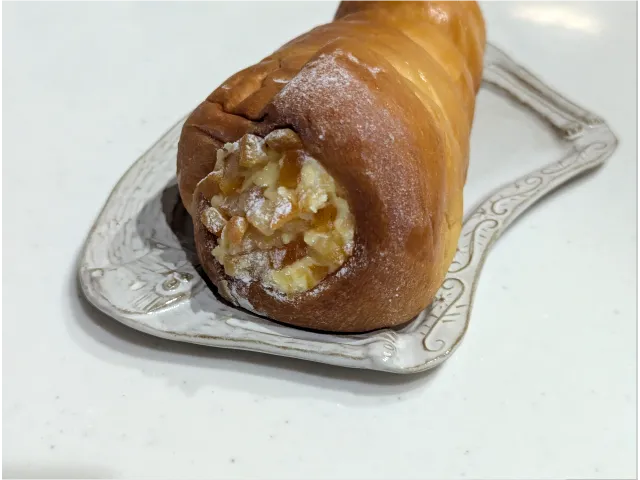 季節のコロネ オレンジ＆クリームチーズ アップ（ゴディパン）