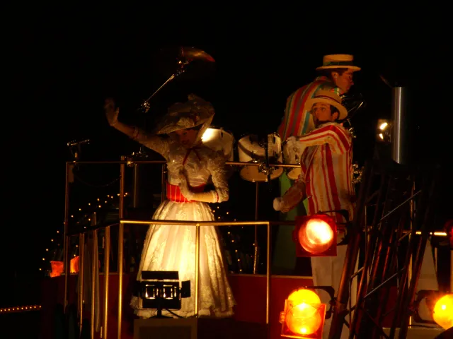 メリー・ポピンズとバート(カウントダウン・パレード2006)